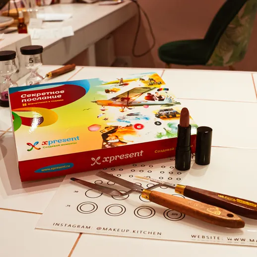 Секретное послание на столе в студии макияжа с косметическими принадлежностями