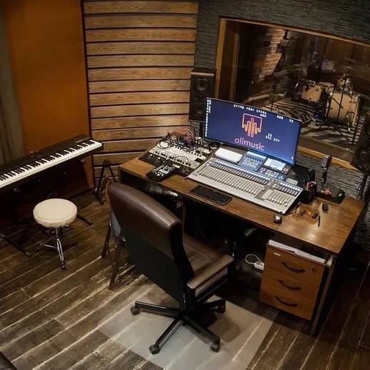 Современная студия звукозаписи с оборудованием и инструментами для музыкантов