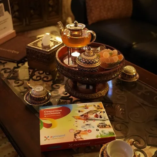 Чайная церемония в уютном интерьере с подносом и сладостями на столе