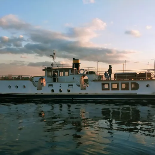 Лодка на спокойной воде во время заката на реке с навигатором на борту