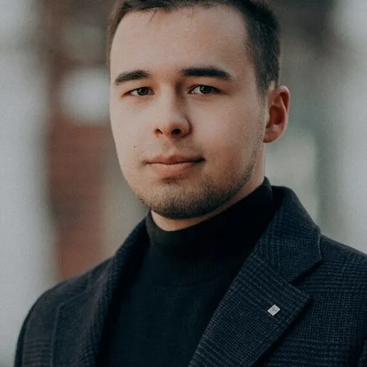 Молодой человек на улице в теплой одежде, готовящийся к встрече в холодную погоду