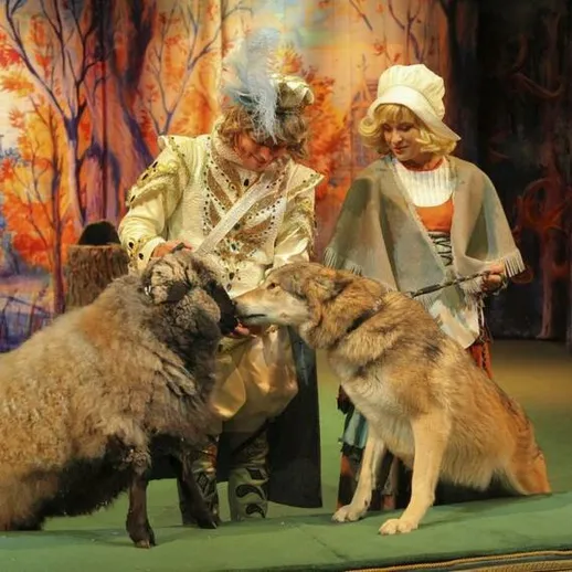 Спектакль с участием актёров и животных на сцене театра в осенний период