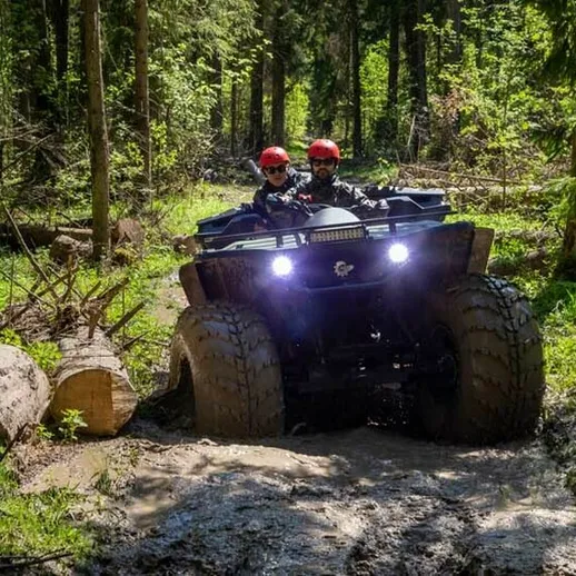 Приключение на квадроцикле в лесу с друзьями, проезд по грязной тропе и препятствиям в солнечный день