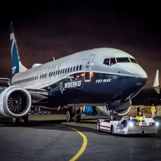 Современный самолет Boeing 737 Max на рулежке в аэропорту в ночное время