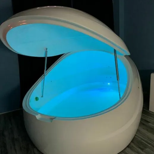 Современная чаша для флотирования с голубым светом в расслабляющем пространстве