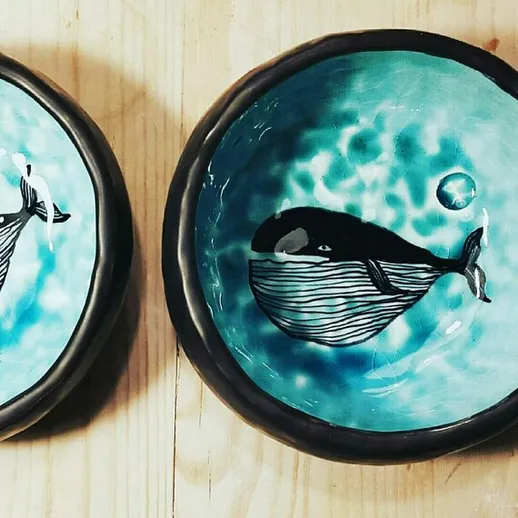 Творческая керамика: миски с изображением китов на деревянном фоне