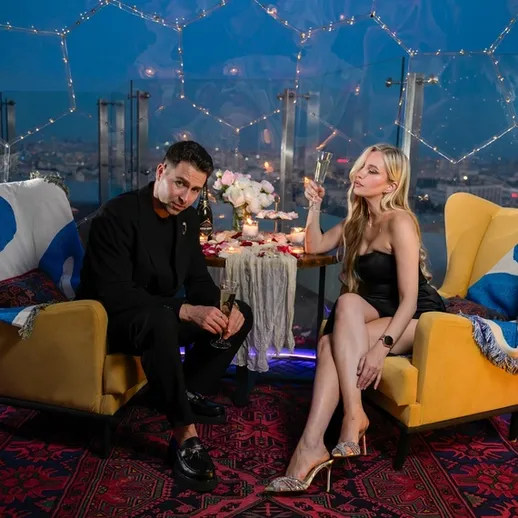 Романтический вечер на крыше с видом на город при свечах и украшениях