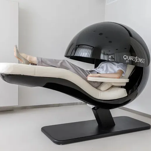 Удобное кресло для релаксации в современном интерьере