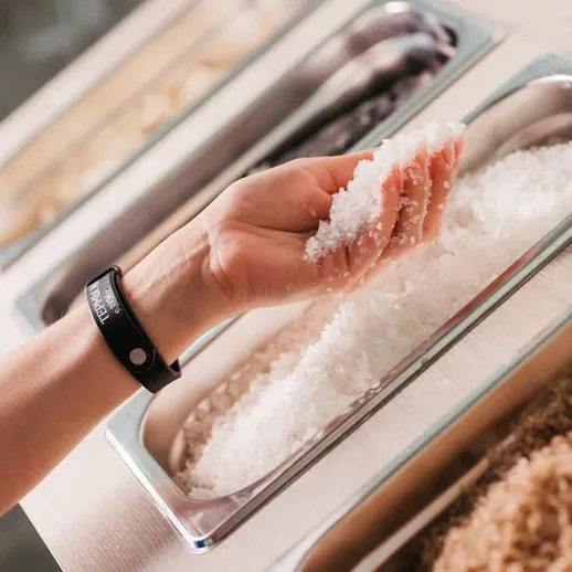 Ручная работа с крупной солью на выставке продуктов в магазине в дневное время