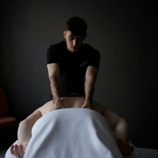 Массажист проводит расслабляющий массаж спины в спокойной обстановке в студии