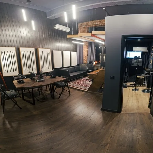 Уютный офис в современном стиле с рабочей зоной и зоной отдыха в центре города