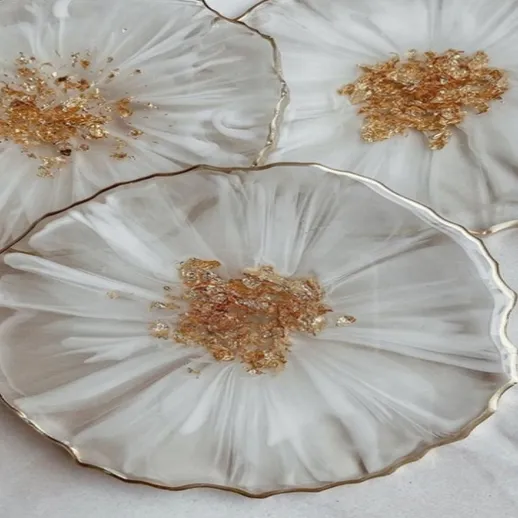 Элегантные прозрачные тарелки с золотыми элементами, украшенные цветочным дизайном, идеально подходят для сервировки