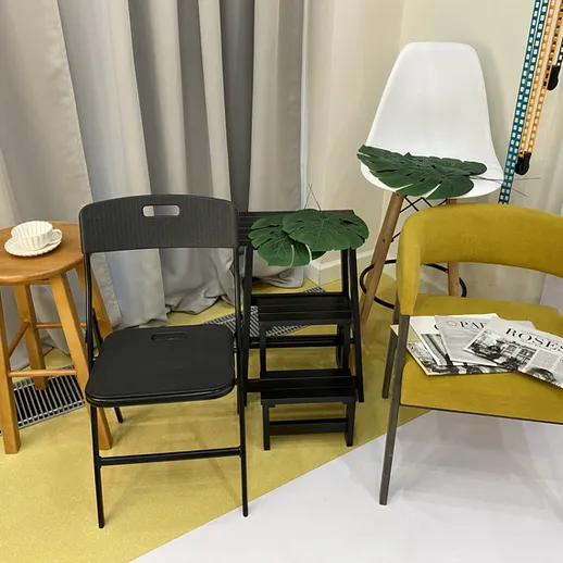 Интерьер с современными стульями и предметами на фоне нейтральных стен в уютном пространстве