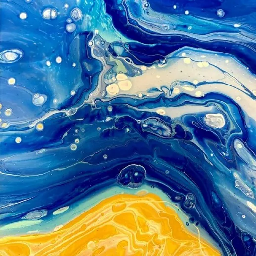 Живописное абстрактное искусство с волнообразными синими и желтыми оттенками, создающее эффект океанского пейзажа