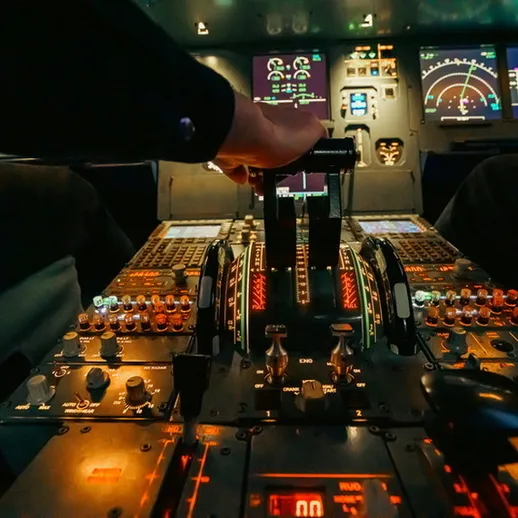 Кабина пилота современного самолета с приборной панелью, управляемой экипажем, во время ночного полета