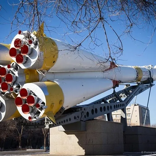 Ракета-носитель на площади перед космическим центром в ясный день