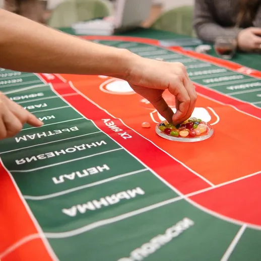 Игра в покер за столом с фишками и закусками в казино, вечерняя атмосфера