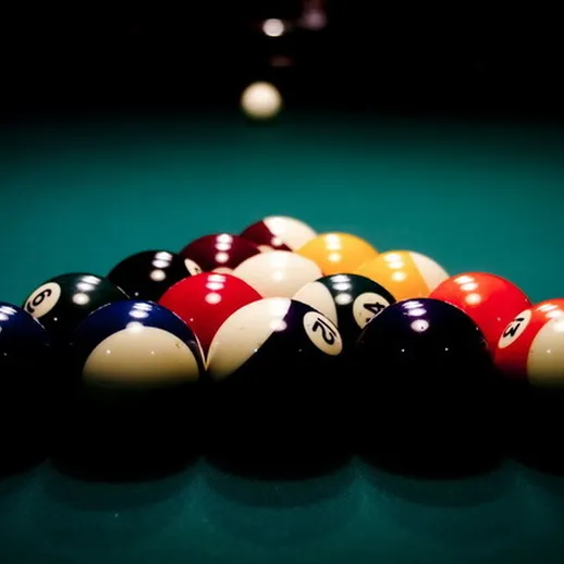 Круглый стол с набором шаров для игры в бильярд, подготовленный к началу игры в вечернее время