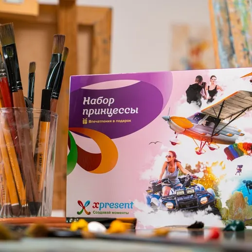 Набор для творчества с изображением принцесс, находящийся на столе в мастерской художника