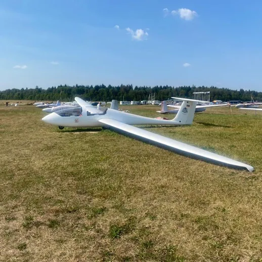 Летательные аппараты на стоянке в ясный день в аэродроме