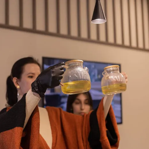 Женщина с перфорацией показывает свои исследования в лаборатории на фоне технологий