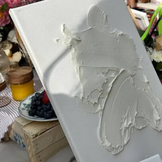 Создание текстурированной картины с использованием густой краски на холсте в мастерской художника