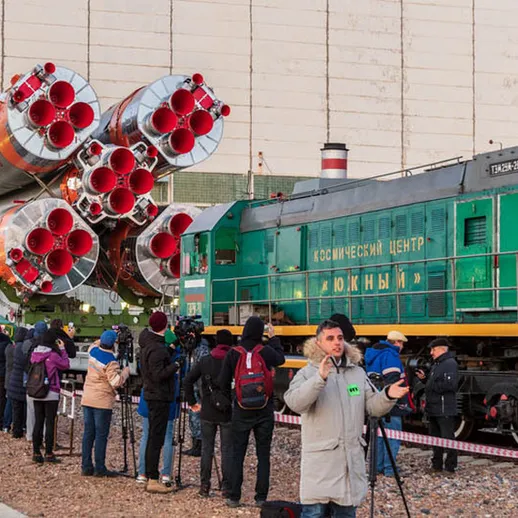 Наблюдение за доставкой ракеты к стартовой площадке на космодроме в начале зимы