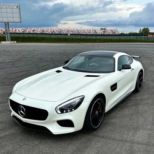 Белый спорткар на автодроме, в ясный день, готовый к заездам в горах