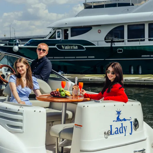 На яхте Lady J в горячий день у причала с фруктами и коктейлями