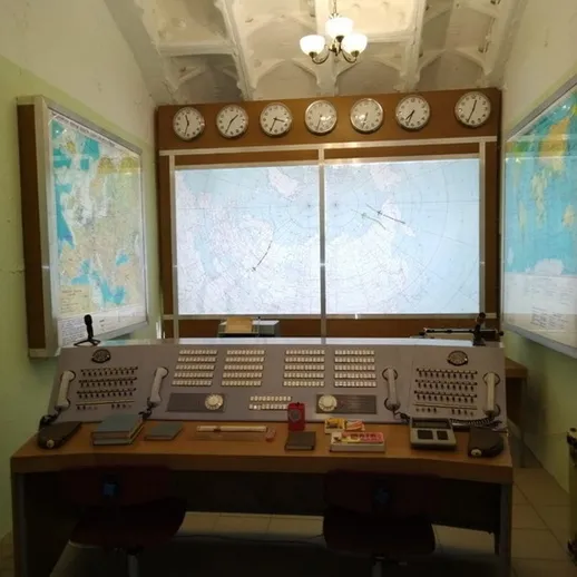 Исторический навигационный центр с картами и часами, расположенный в городе, начала 20 века