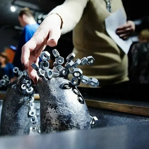 Ручная работа с металлическими деталями на выставке художественного ремесла в Москве