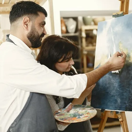 Художники работают над картиной в уютной студии в теплый осенний день