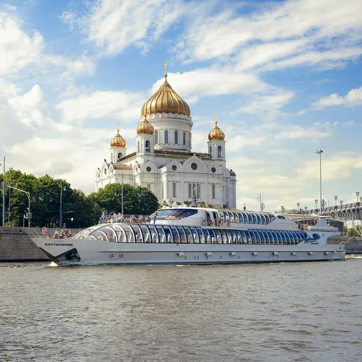Красивый речной трамвай на Москве-реке у Храма Христа Спасителя в солнечный день