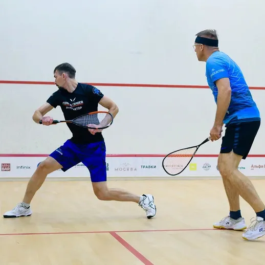 Игроки в сквош на корте занимаются тренировкой в спортивном центре в Москве весной 2023 года