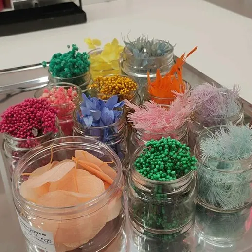 Яркие декоративные элементы для творчества на столе в студии во время работы