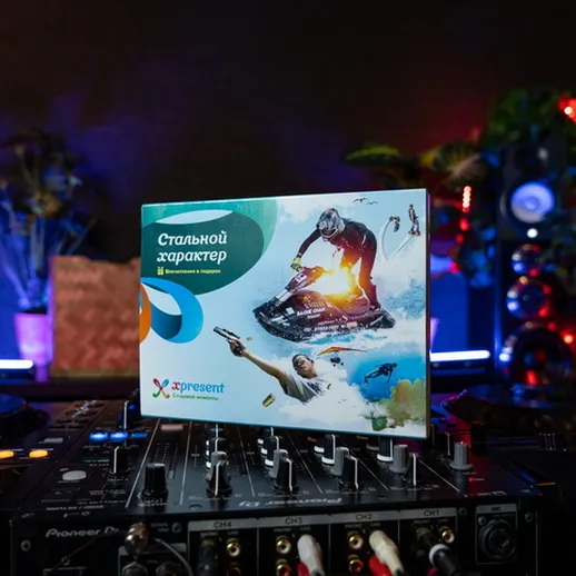 Стильный водный спорт на джет-скутере среди ярких огней ночного клуба