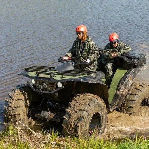 На квадроцикле по воде: приключение на заболоченных участках в яркие солнечные дни