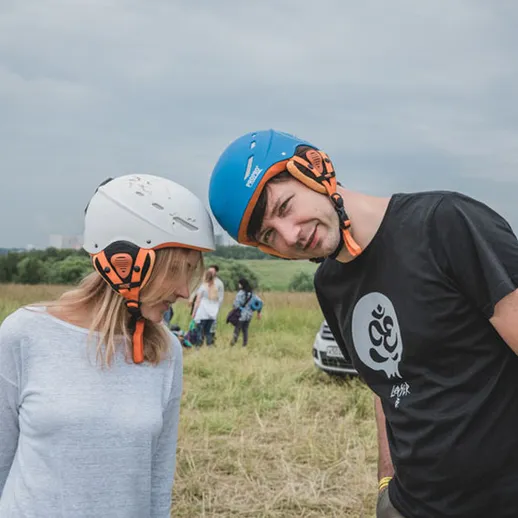 Молодежь в защитных шлемах на природе во время активного отдыха в теплую погоду