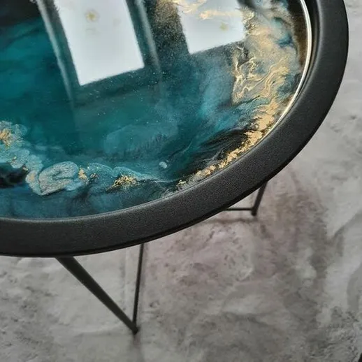 Уникальный круглый стол с темно-синим и золотым эпоксидным покрытием в интерьере современного жилья