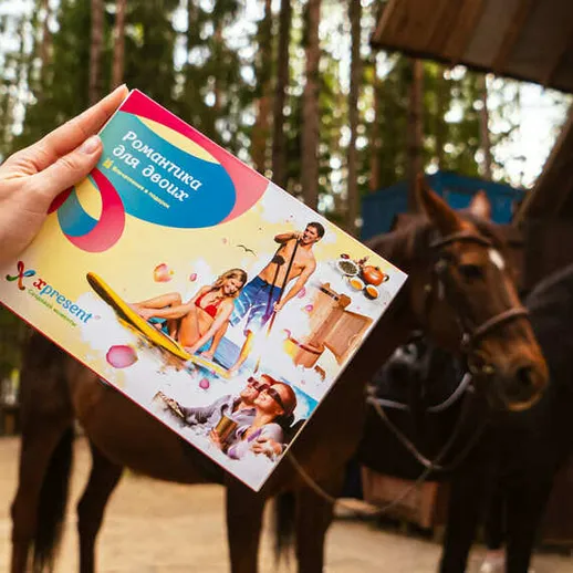 Реклама о развлечениях на свежем воздухе с лошадьми на фоне леса в летний день Реклама о развлечениях на свежем воздухе с лошадьми на фоне леса в летний день