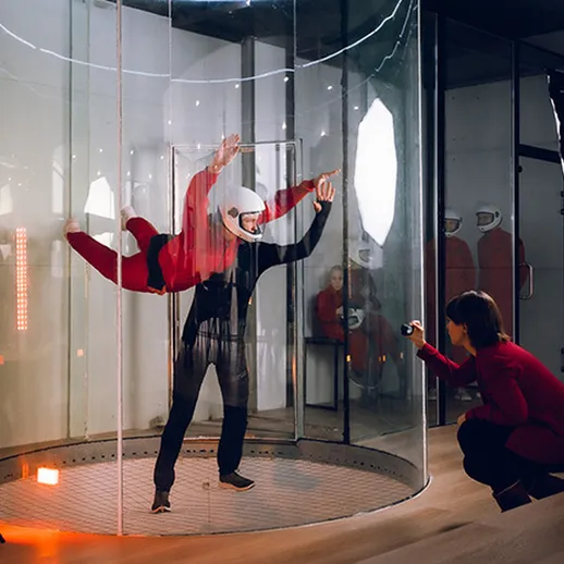 Невесомость в аэродинамической трубе в помещении для взрослых в зимний вечер