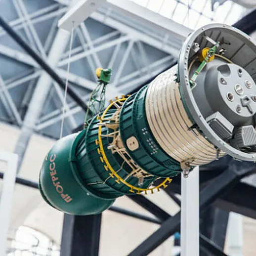 Модель ракетного двигателя на выставке в космическом центре, демонстрирующая инновационные технологии и инженерные решения