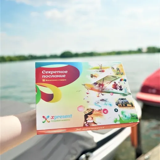 Тайное послание на фоне реки, яркий день и возможности для развлечений на воде