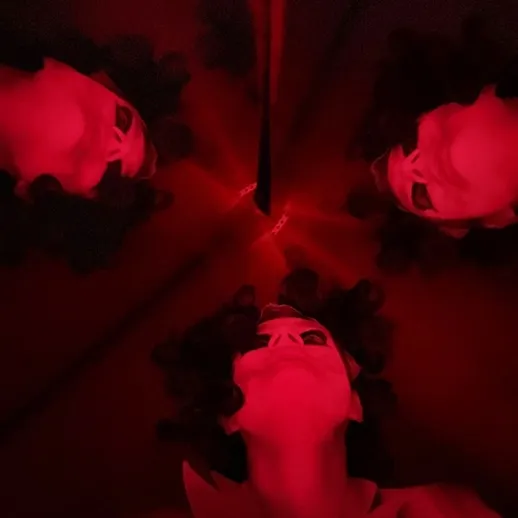 Танец света и тени с эффектом многогранности в красном свете