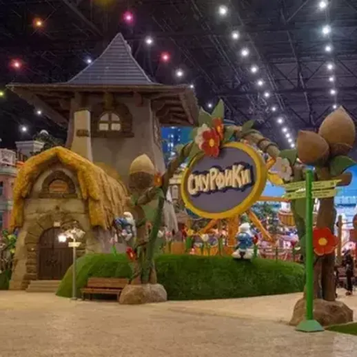Волшебная атмосфера уютного парка развлечений с яркими декорациями и игровыми зонами в закрытом павильоне