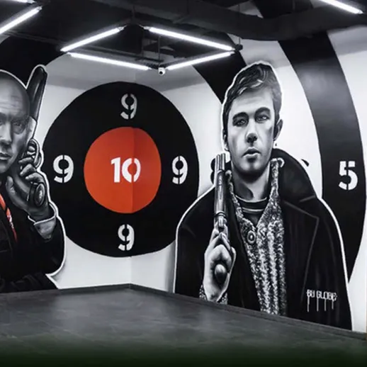 Уникальная стена с граффити в стильном интерьере, изображающая людей с оружием в современном пространстве