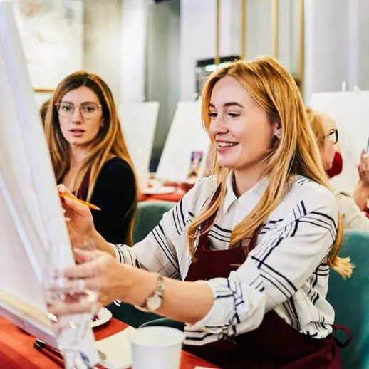 Женщины рисуют на мастер-классе в художественной студии
