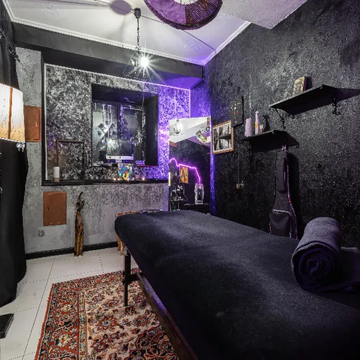 Интерьер темной комнаты с кроватью и декоративными элементами в современном стиле