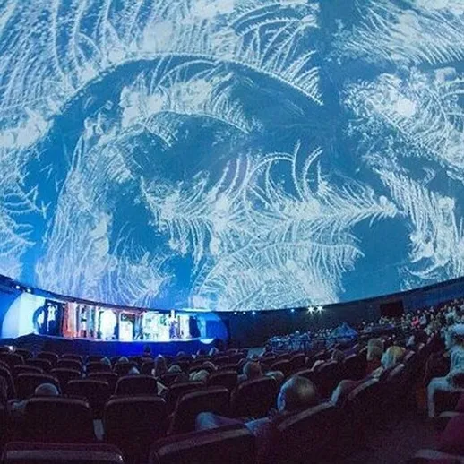 Посещение планетария с спектаклем о космосе и мгновенным проекциями на куполообразном экране