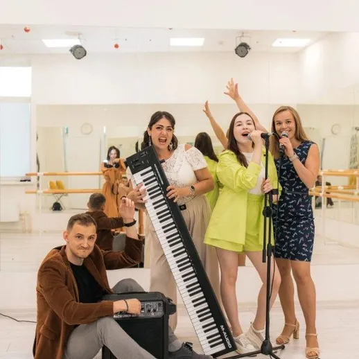 Музыкальное выступление группы в студии танцев